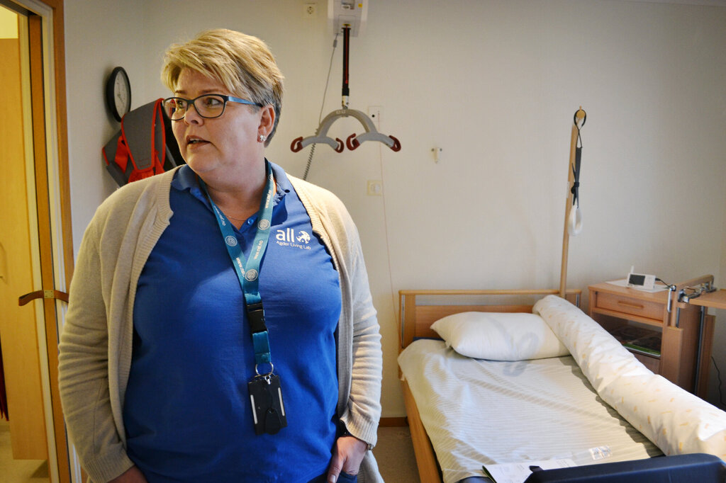 Sykepleier og koordinator Sølvi J. Bryn står i visningssenteret til Frivolltun bo- og omsorgssenter