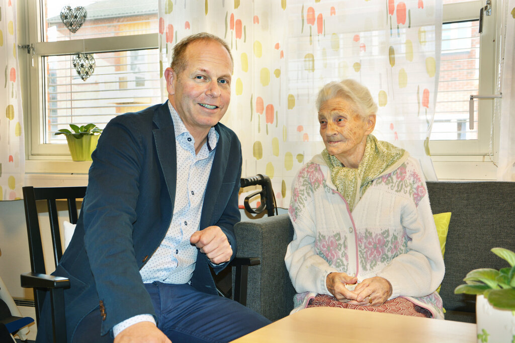 Sykehjemsleder Arnfinn Gisleberg og pasient på Lørenskog sykehjem 