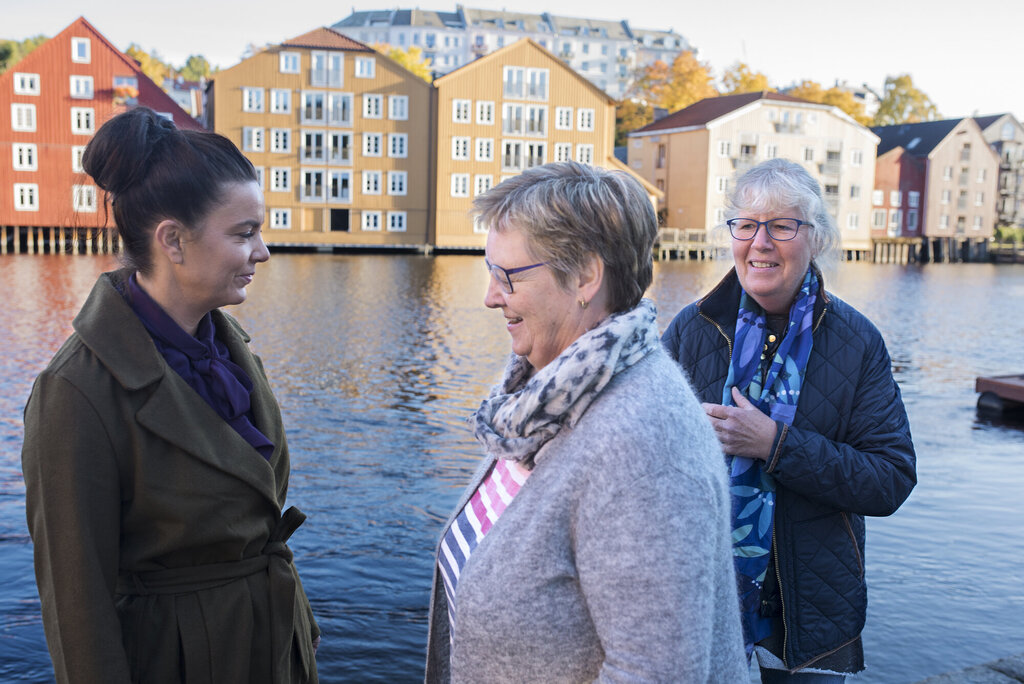 Bildet viser Gunvor Berg, Monica Hoff Gaustad og Marit Løvlien ute i Trondheim.