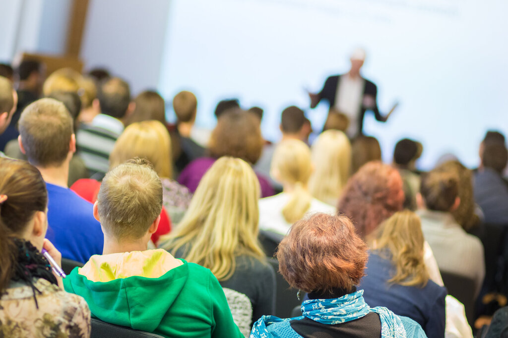 Forelesning med mange studenter