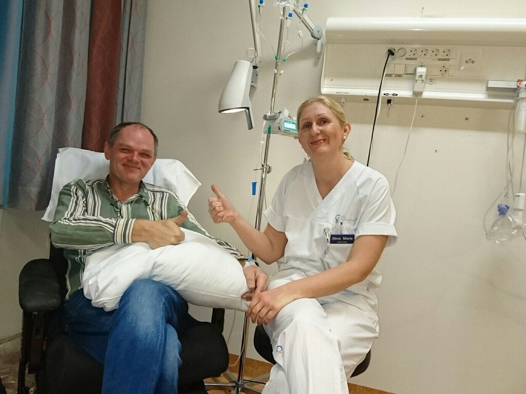 Bildet viser Kristian Haugnes med sykepleier Stine Marie Kjæreng