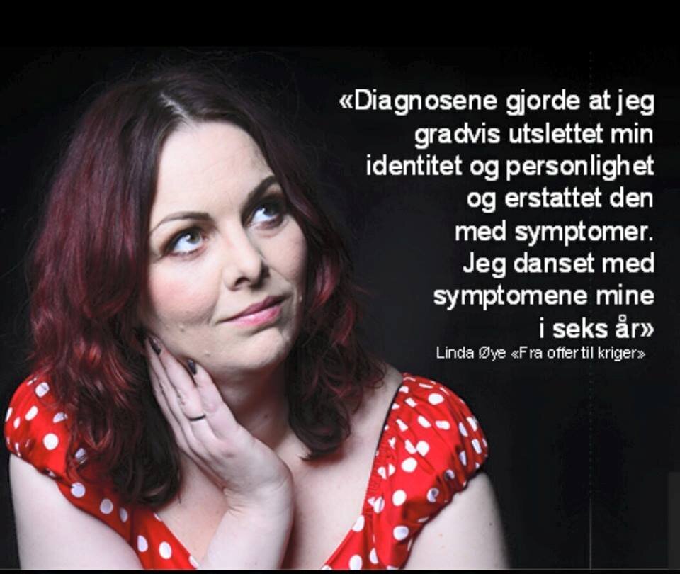 Bildet viser Linda Øye og er påført teksten Diagnosene gjorde at jeg gradvis utslettet min identitet og personlighet og erstattet den med symptomer. Jeg danset med symptomene mine i seks år.