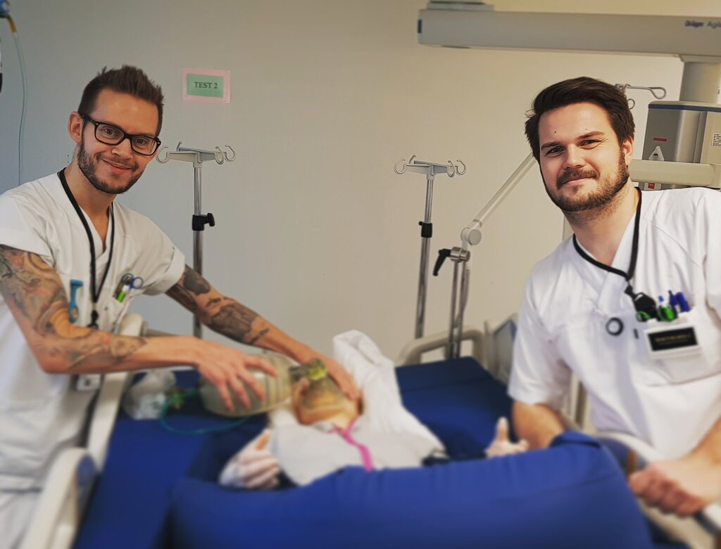 Bildet viser André Five og Mathias Lerdal ved en pasientseng.