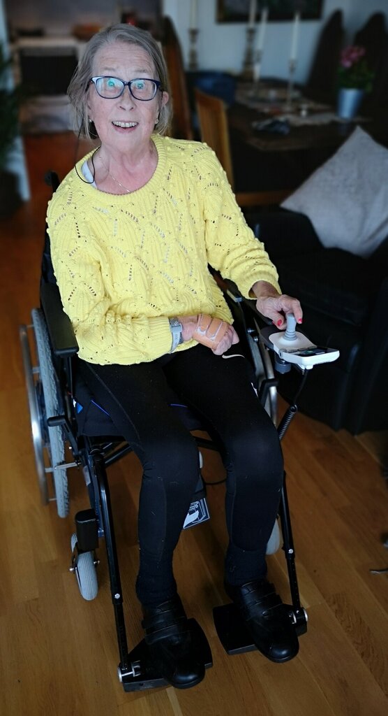 Bildet viser Ellen Ronæss, pleietrengende, i rullestol