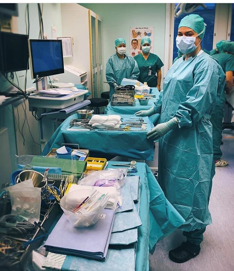 Bildet viser forberedelser på operasjonsstue.
