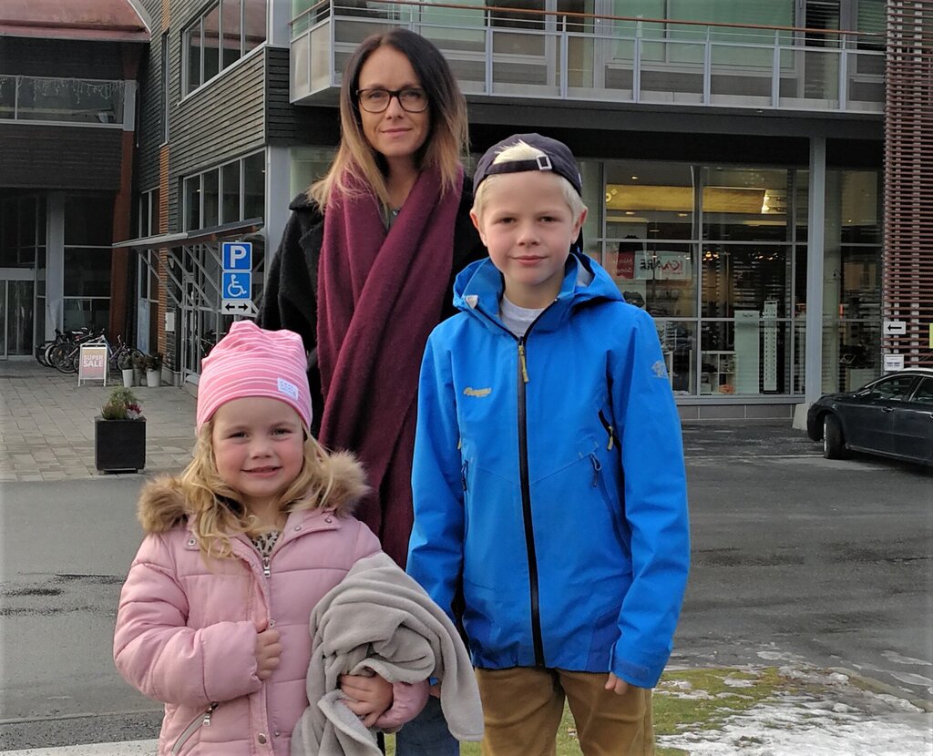 Bildet viser Kristin Bjørgan med sine to barn