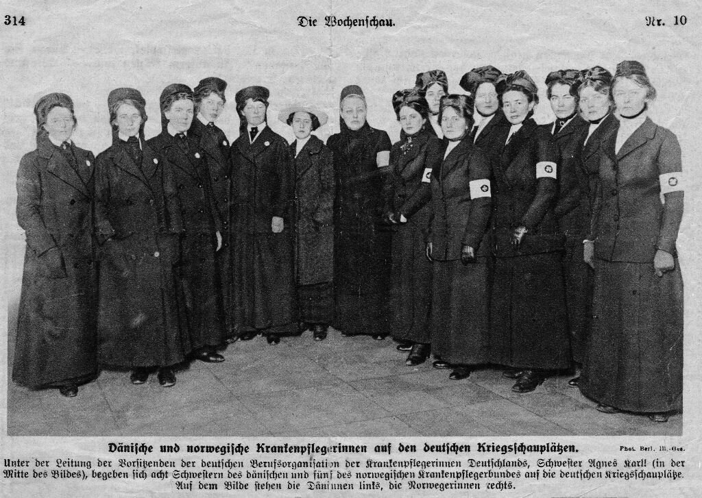 Agnes Karll, stifter av tysk fagorganisasjon for sykepleiere, med åtte danske og fem norske sykepleiere som arbeidet sammen ved Østfronten.