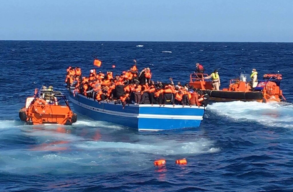 Bildet viser migranter som plukkes opp av Siem Pilot