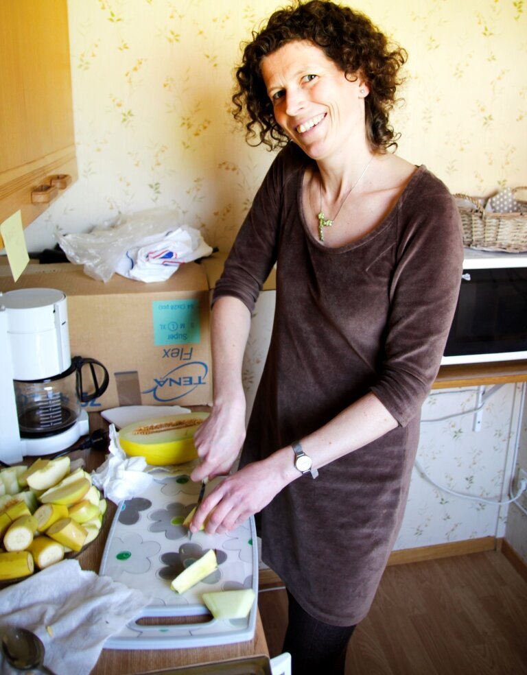 Helsesøster Ida Sunneva Grotle lager mat
