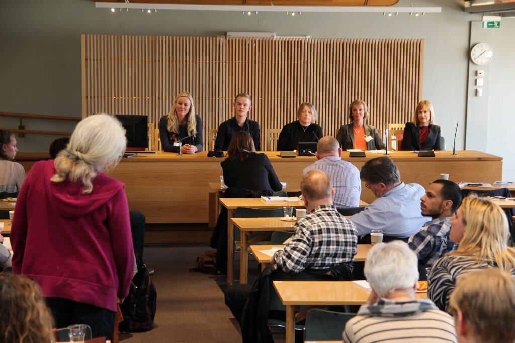 Oversiktsbilde av paneldebatt