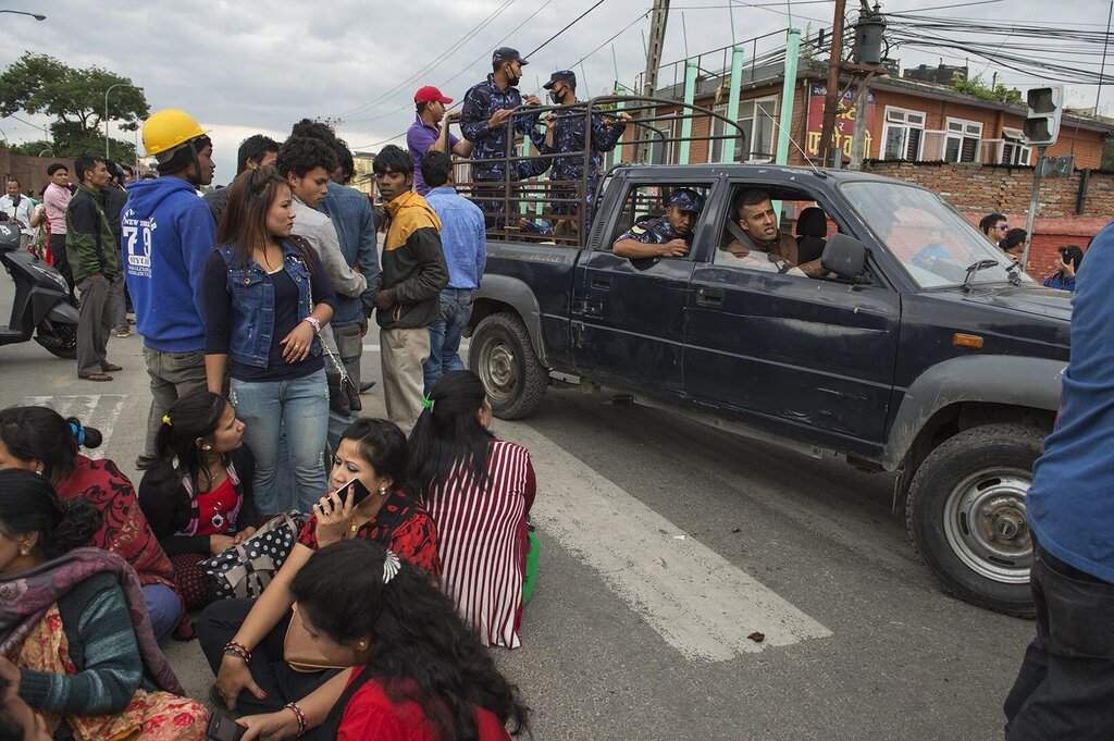 Nepal. Jordskjelv i Kathmandu. Politi og ambulanser passerer i ektrem fart.