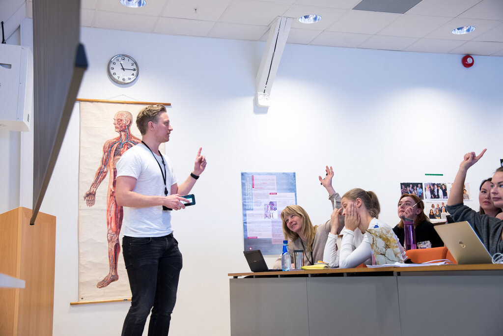 Nils Christian Tvedt Karlsen holder forelesning om sepsis på Diakonova