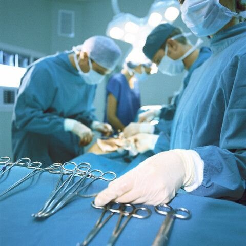 Operasjonsstue. Nærbilde av kirurgiske instrumenter