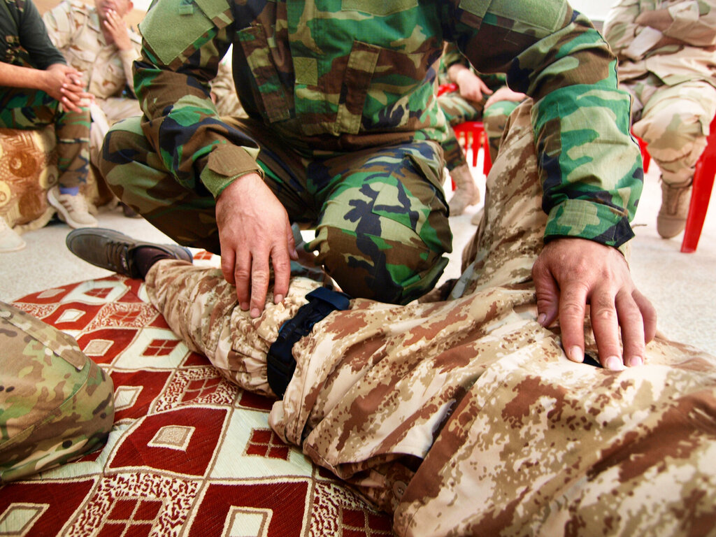 Soldater øver på å bruke turniké.