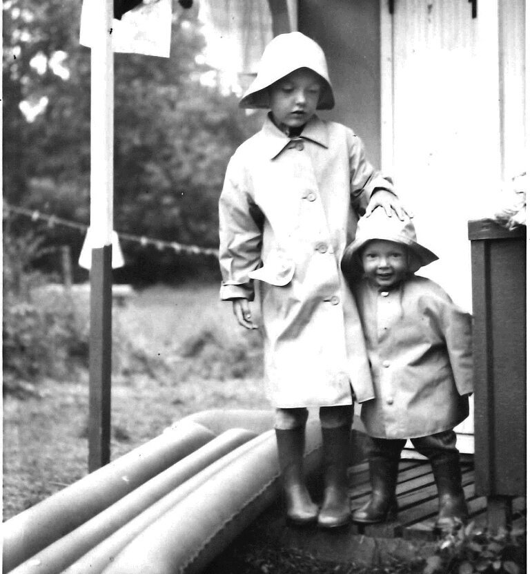 Bildet viser Preben Aavitsland som barn med sin søster Marianne