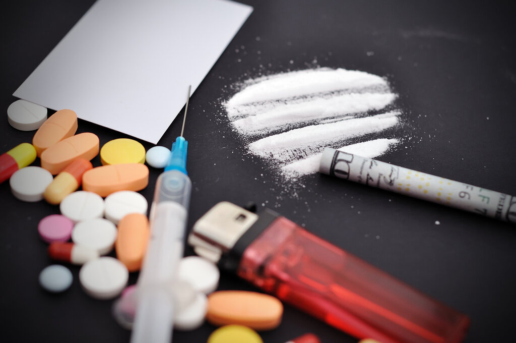 Piller, sprøyte og "kokain"