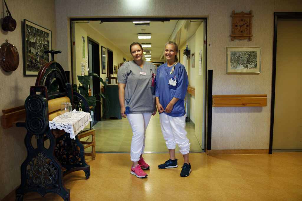 Nyutdannede sykepleiere: Guro Gjersdal og Kristina Roscei Bjerke