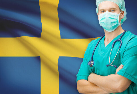 svensk sykepleier med flagg i bakrunnen