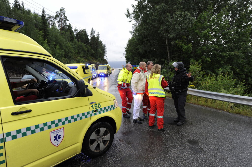 Bildet viser innsatspersonell som koordinerer redningsarbeidet på Utøya.