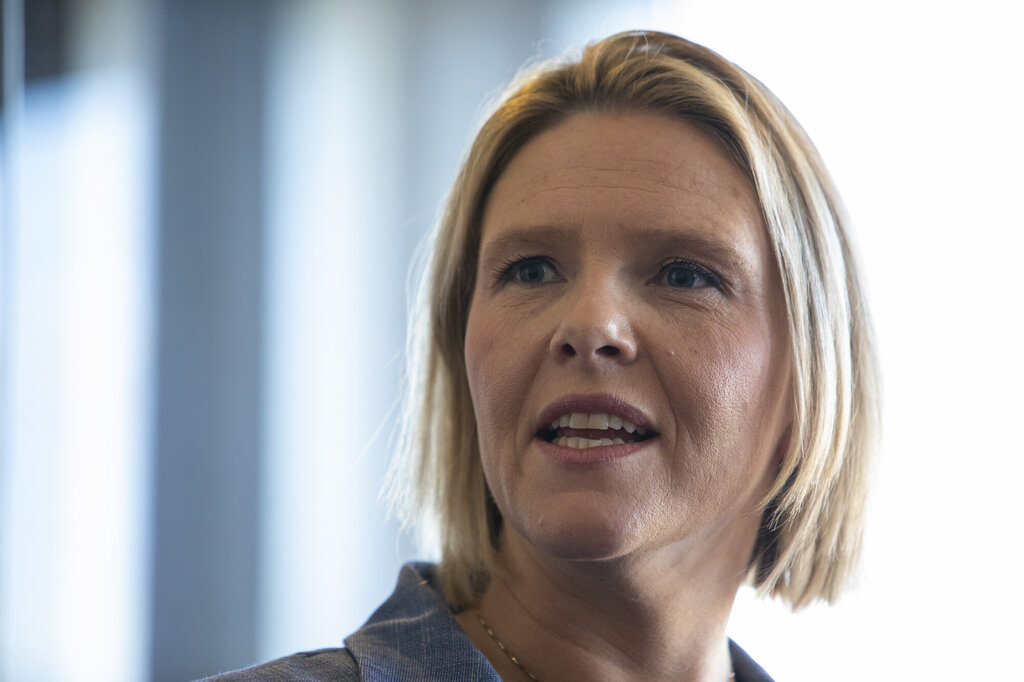 Lyshåret Sylvi Listhaug med hodet mot venstre, tydelig engasjert. Portrett med lys bakgrunn. 