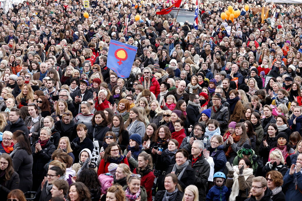 Bildet viser demonstranter 8. mars 2014