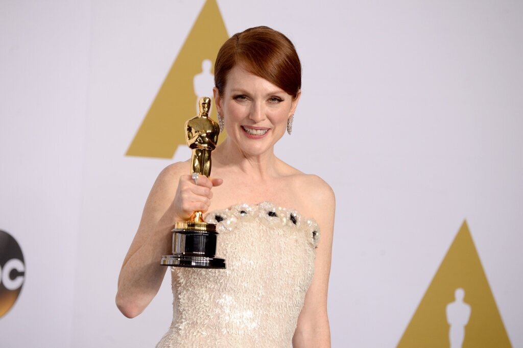 Bildet viser Julianne Moore med Oscar