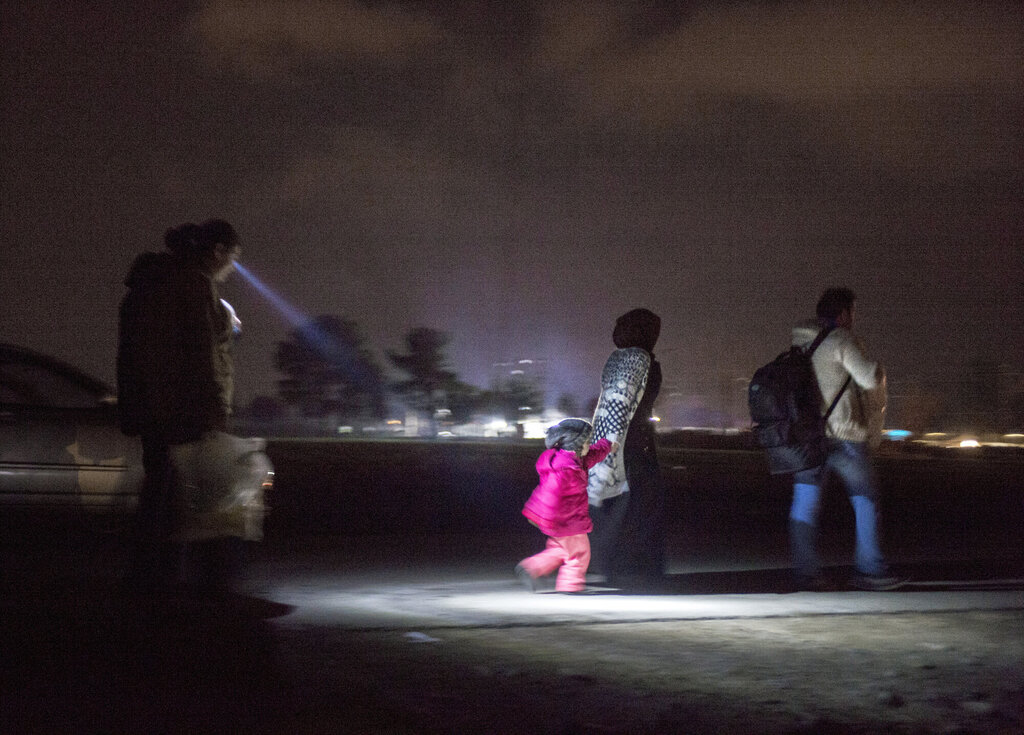 Flyktninger kommer til flyktningeleiren i Idomeni på grensen til Makedonia