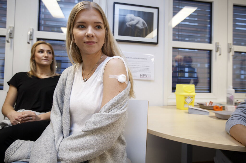 Bildet viser sykepleierstudent som er ferdig vaksinert mot hpv.