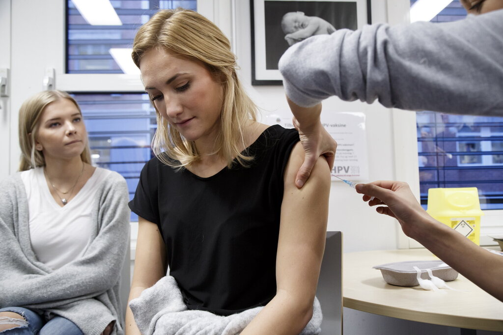 Bildet viser en ung kvinne som får hpv-vaksine.