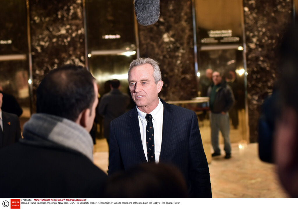 Bildet viser Robert F. Kennedy Jr. som snakker med media.