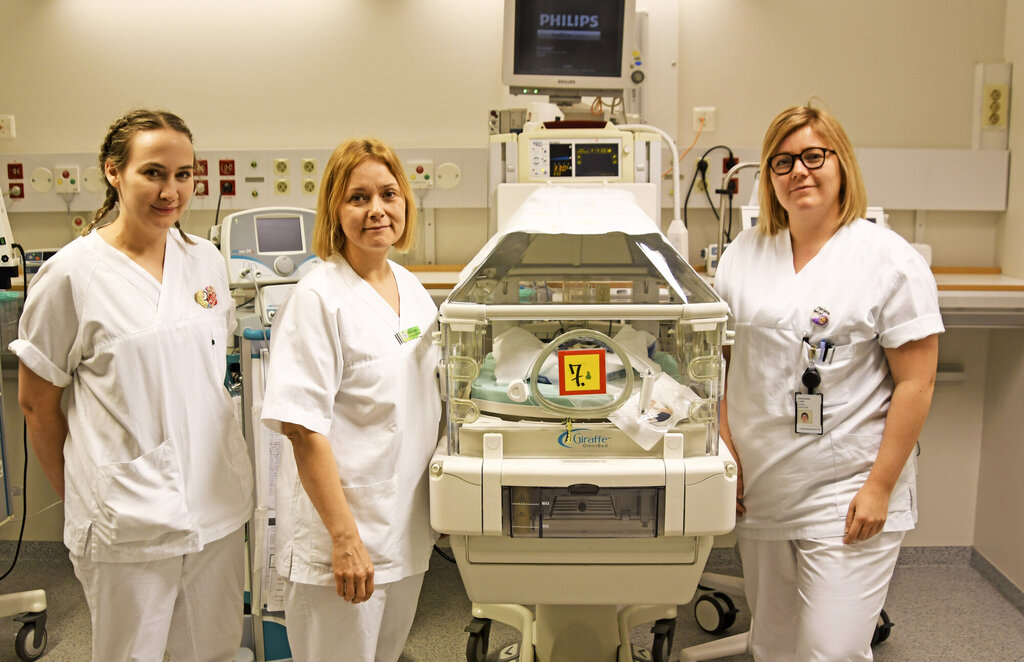 bildet viser sykepleiere ved Nyfødt intensivavdeling ved UNN