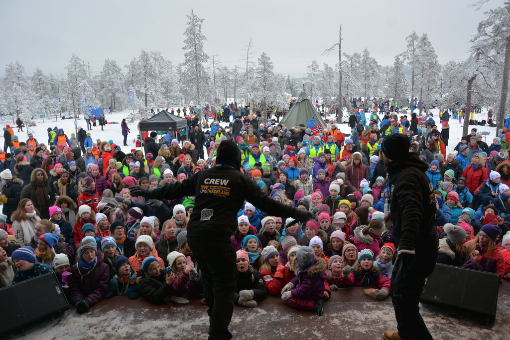Bildet viser en flokk med ungdommer foran en scene på under ski-NM på Lygna