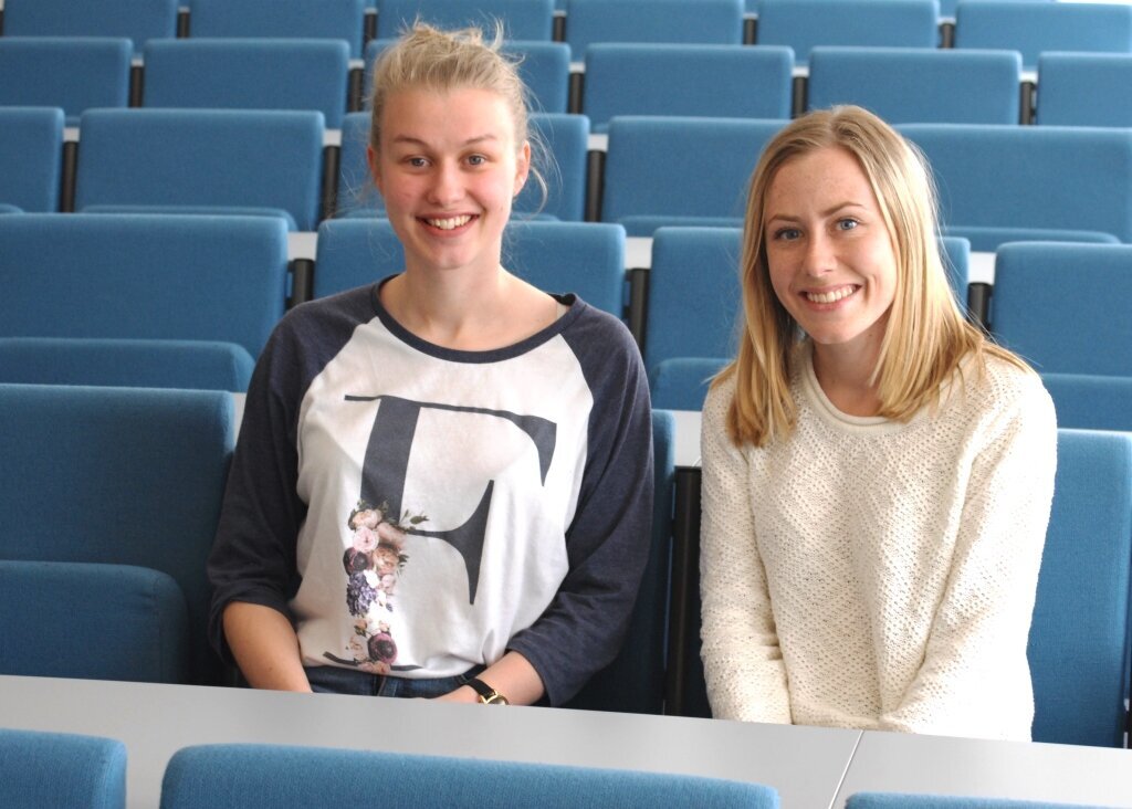 Bildet viser sykepleiestudentene Ida Walsøe og Sandra Gulbrandsen ved Lovisenberg Diakonale Høgskole.