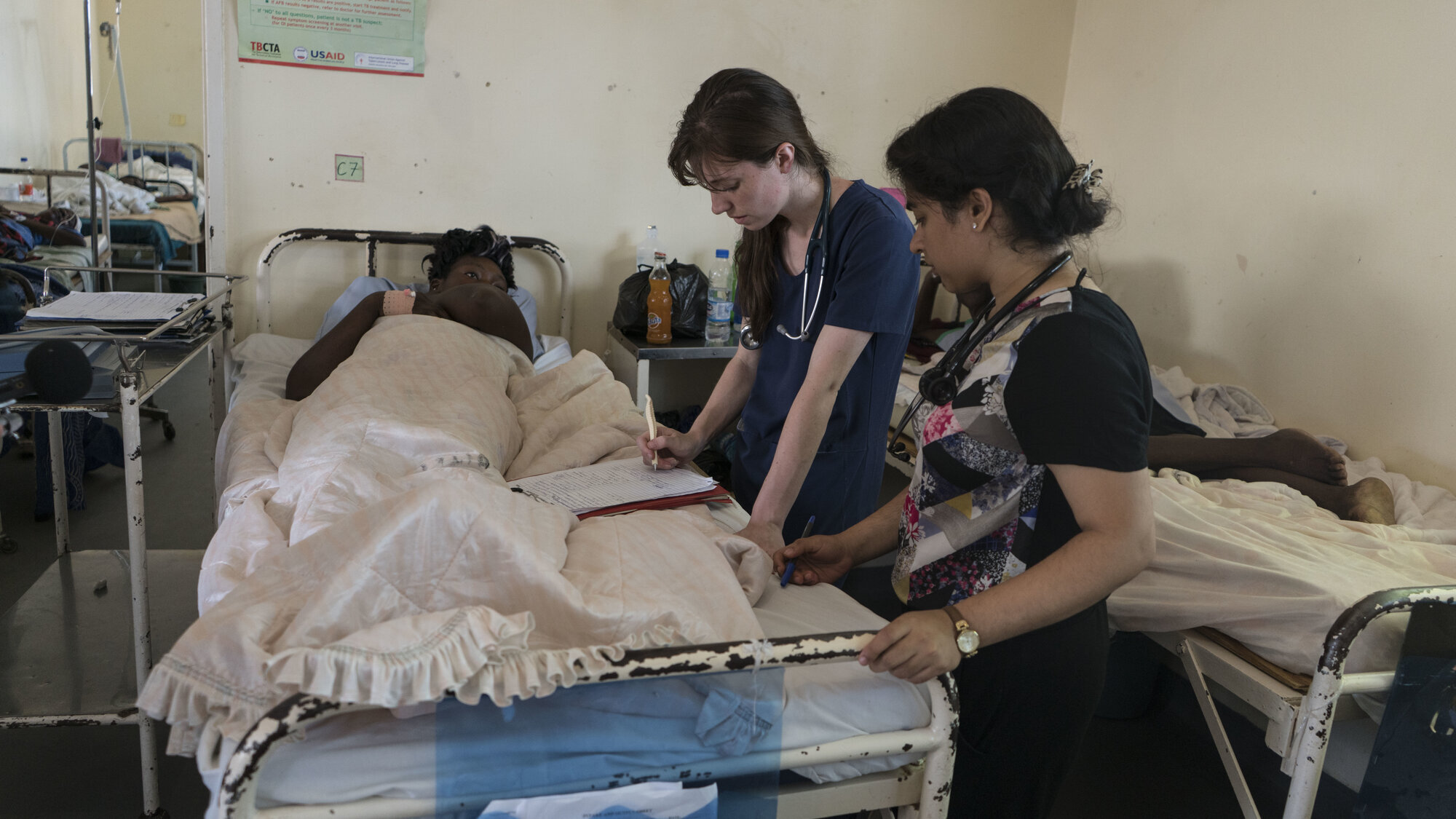 Studenter, Karanda, Zimbabwe Bildet viser canadiske studenter og en pasient på sykehuset i Karanda, Zimbabwe.