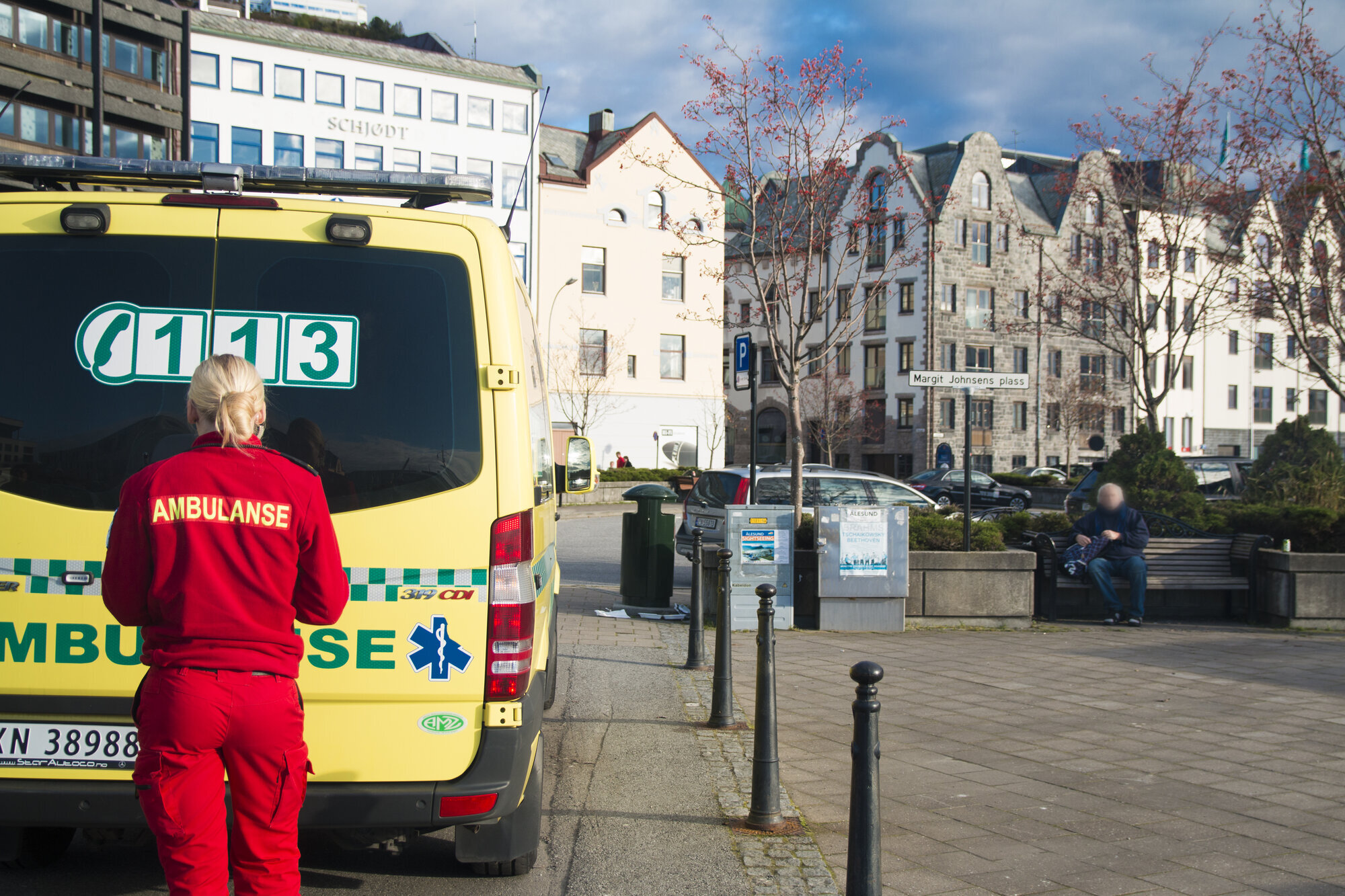 En ambulanse og en ambulansearbeider Bilde av en ambulansearbeider på jobb