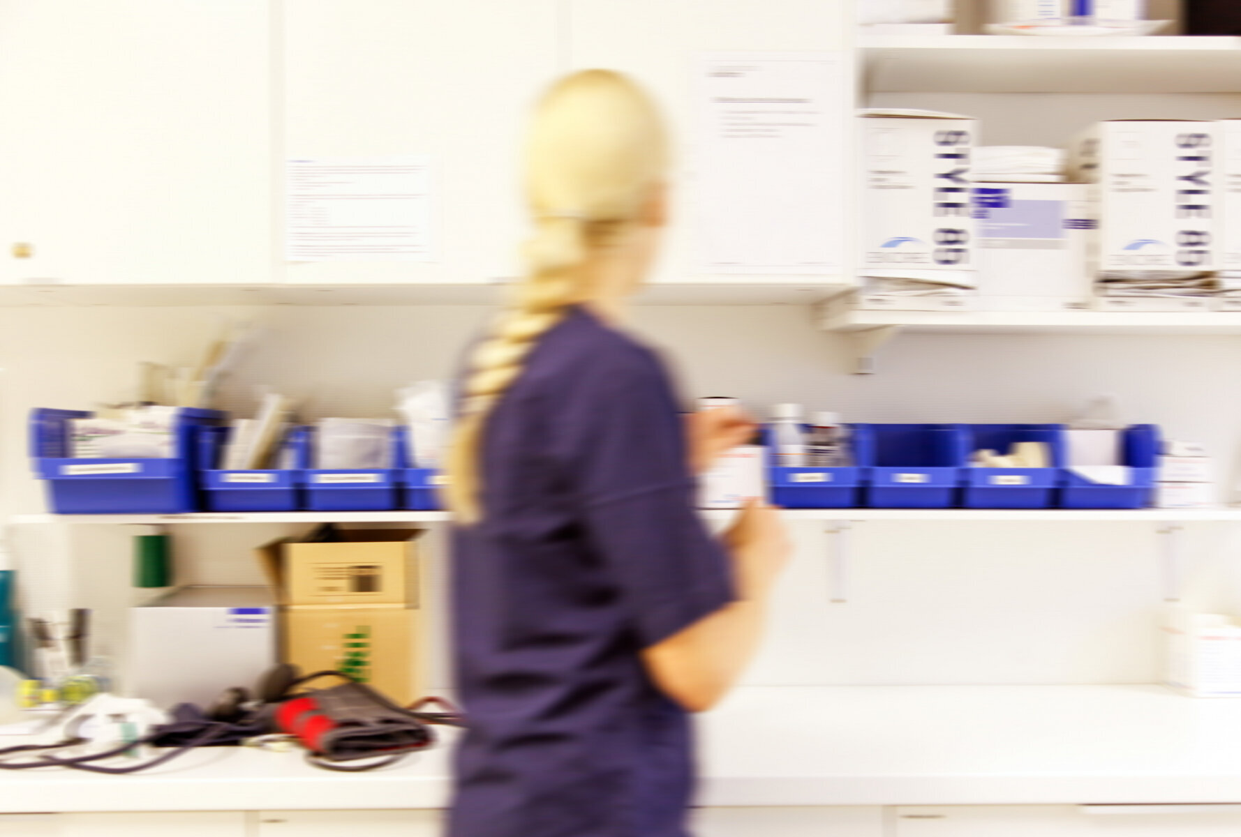 Sykepleier i arbeid. Illustrasjonsfoto: Mostphotos Bildet viser en sykepleier i arbeid