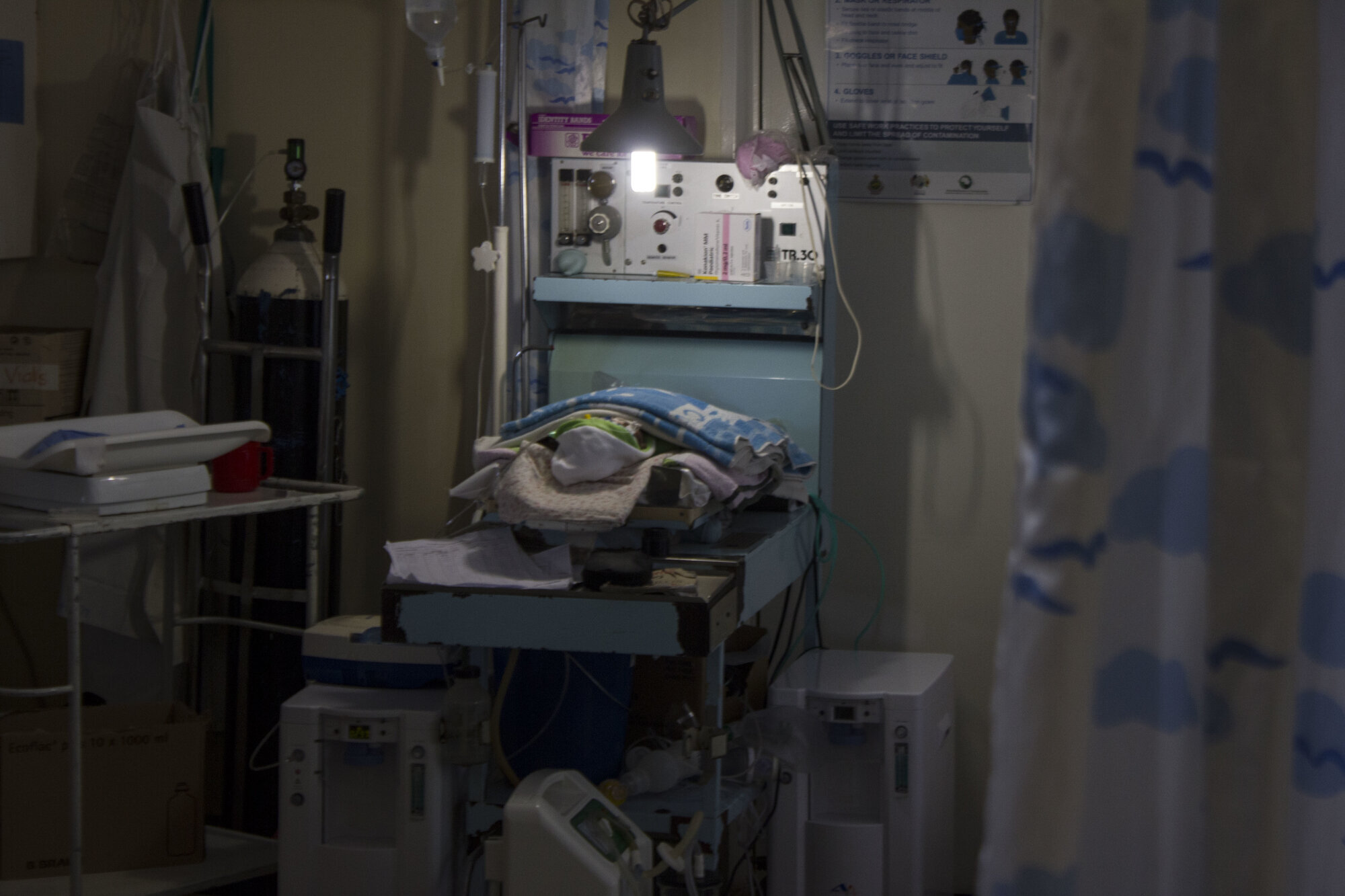 Karanda sykehus, Zimbabwe Bildet viser en baby i respirator på Karanda sykehus, Zimbabwe