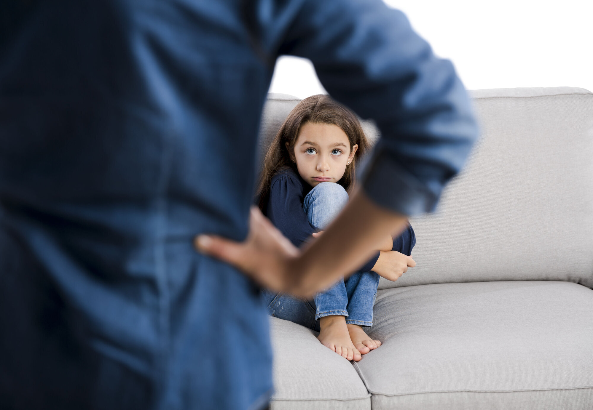 Engstelig barn kryper sammen i sofaen. Engstelig barn kryper sammen i sofaen.