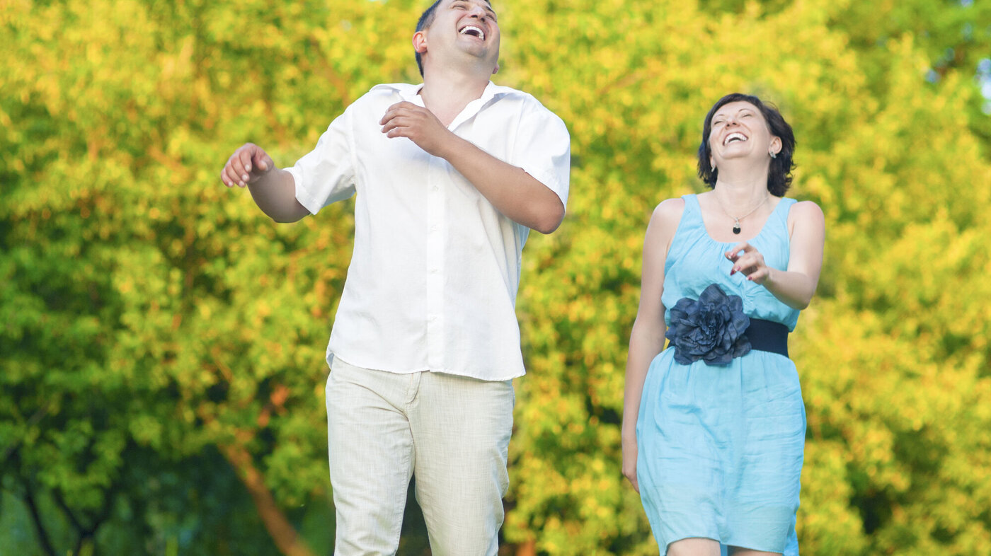 Bilde viser en mann og en kvinne som ler sammen
