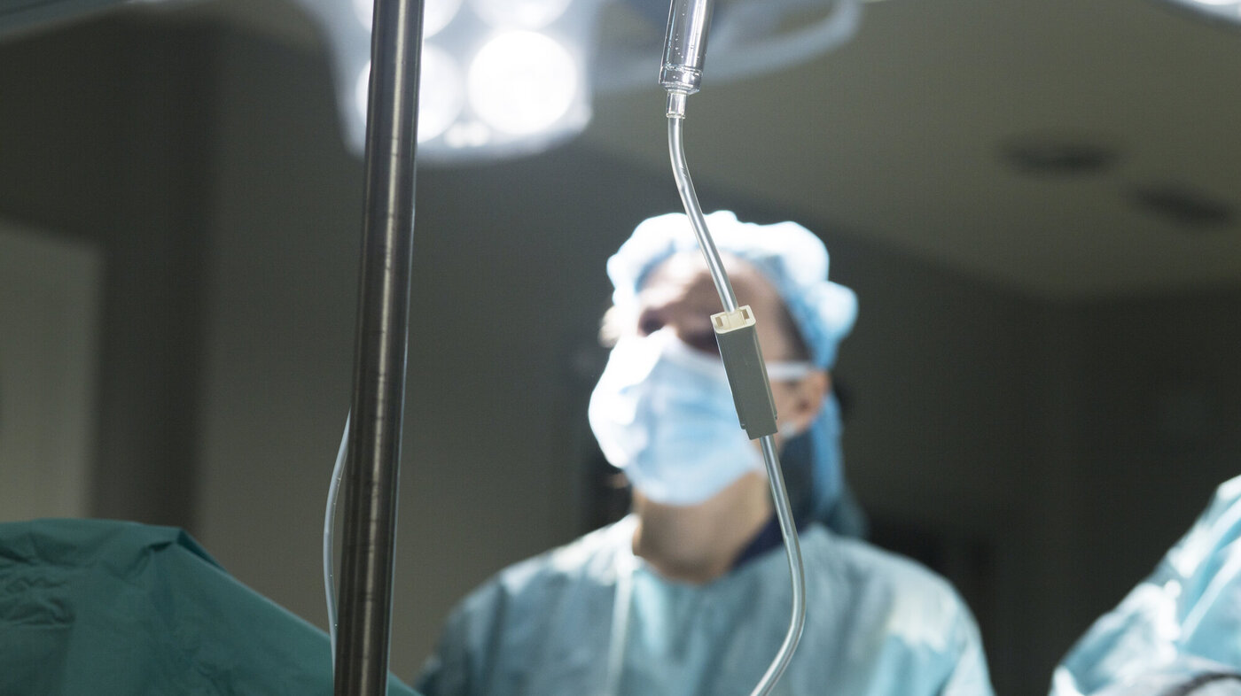 Operasjonsrom Antibiotika gis intravenøst under operasjon.