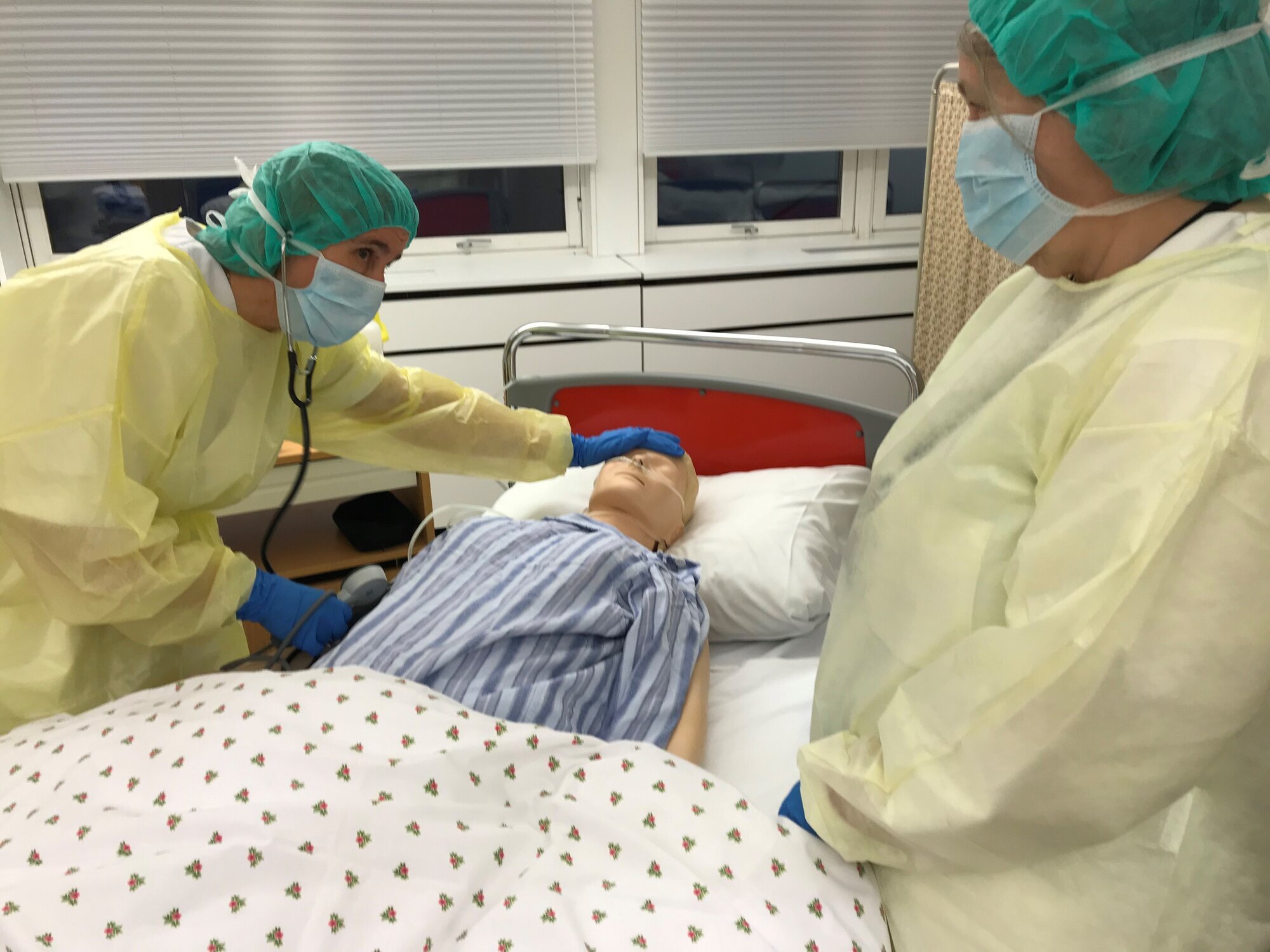 Simulering: Lærerne Randi Caspersen Bratland og Linda Jansen viser hvordan sykepleiere skal behandle pasienter med meningitt. Simulering: Lærerne Randi Caspersen Bratland og Linda Jansen viser hvordan sykepleiere skal behandle pasienter med meningitt.
