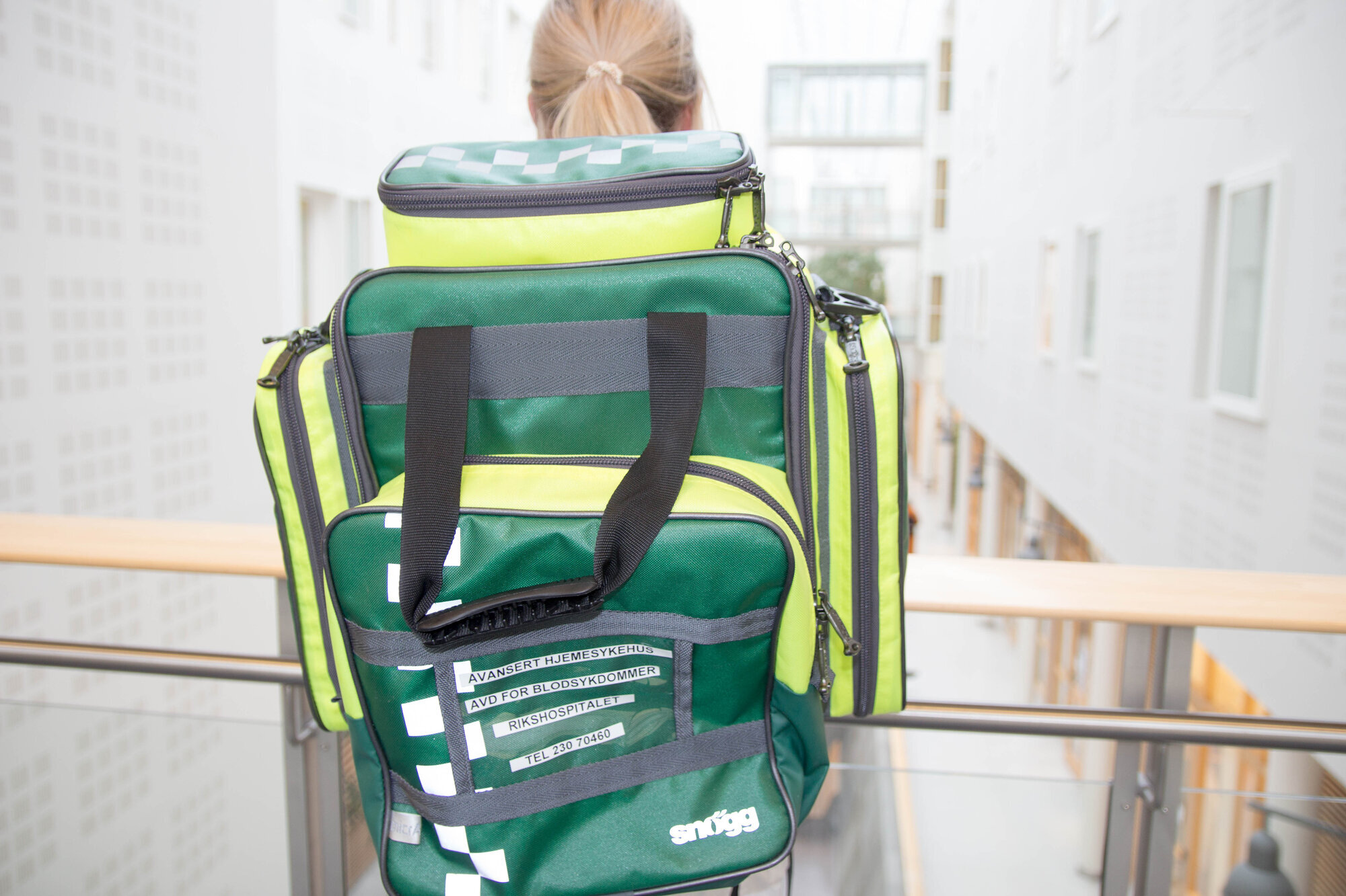 Avansert hjemmesykehus for stamcelletransplanterte, Oslo universitetssykehus Bildet viser en sykepleier med en sekk.