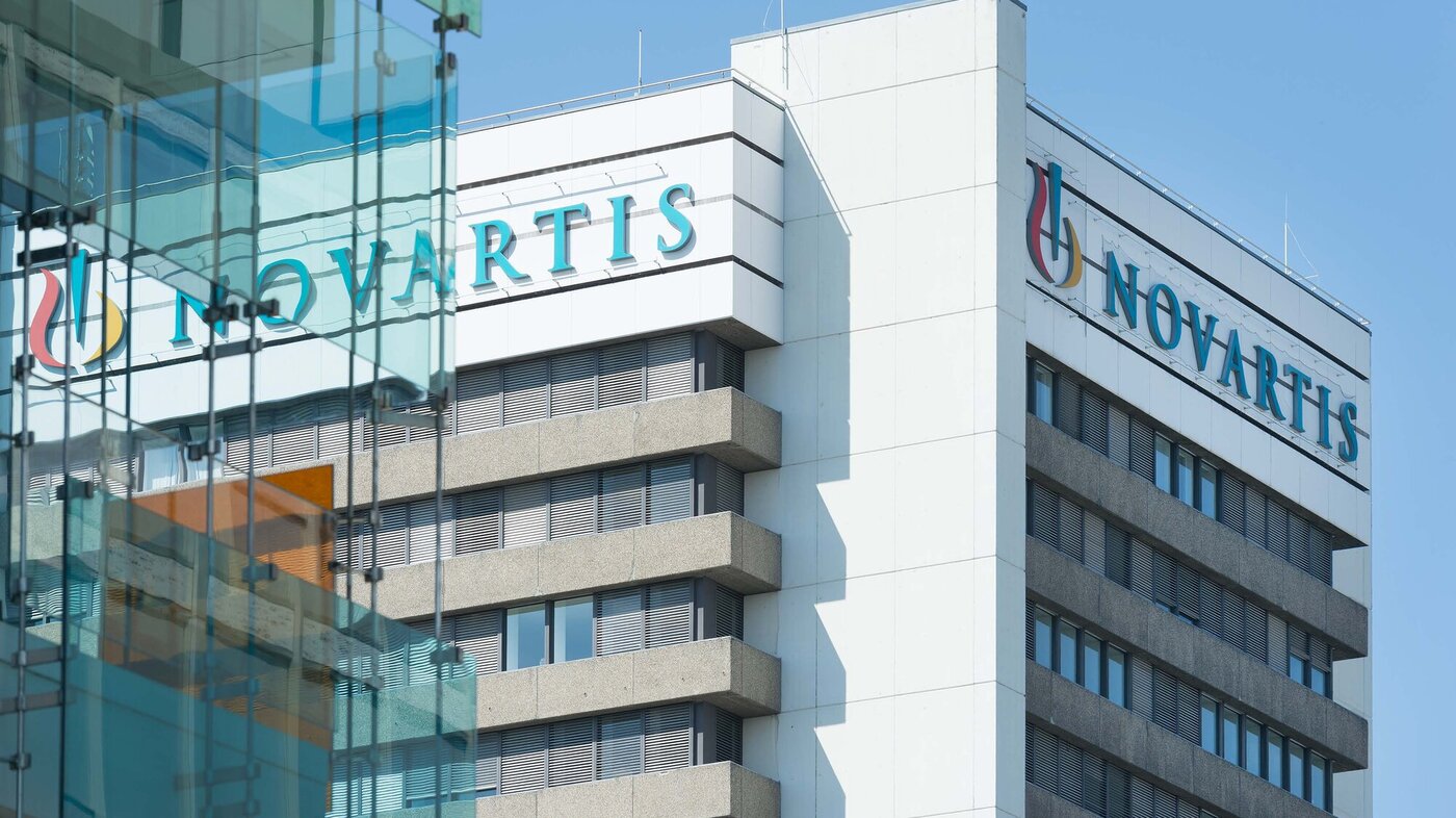 Bildet viser en bygning med logen til Novartis på.