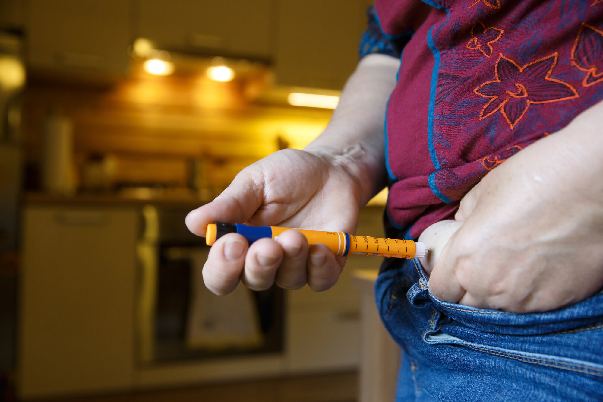Diabetes mellitus type 2 Bildet viser en person med diabetes som setter sprøyte