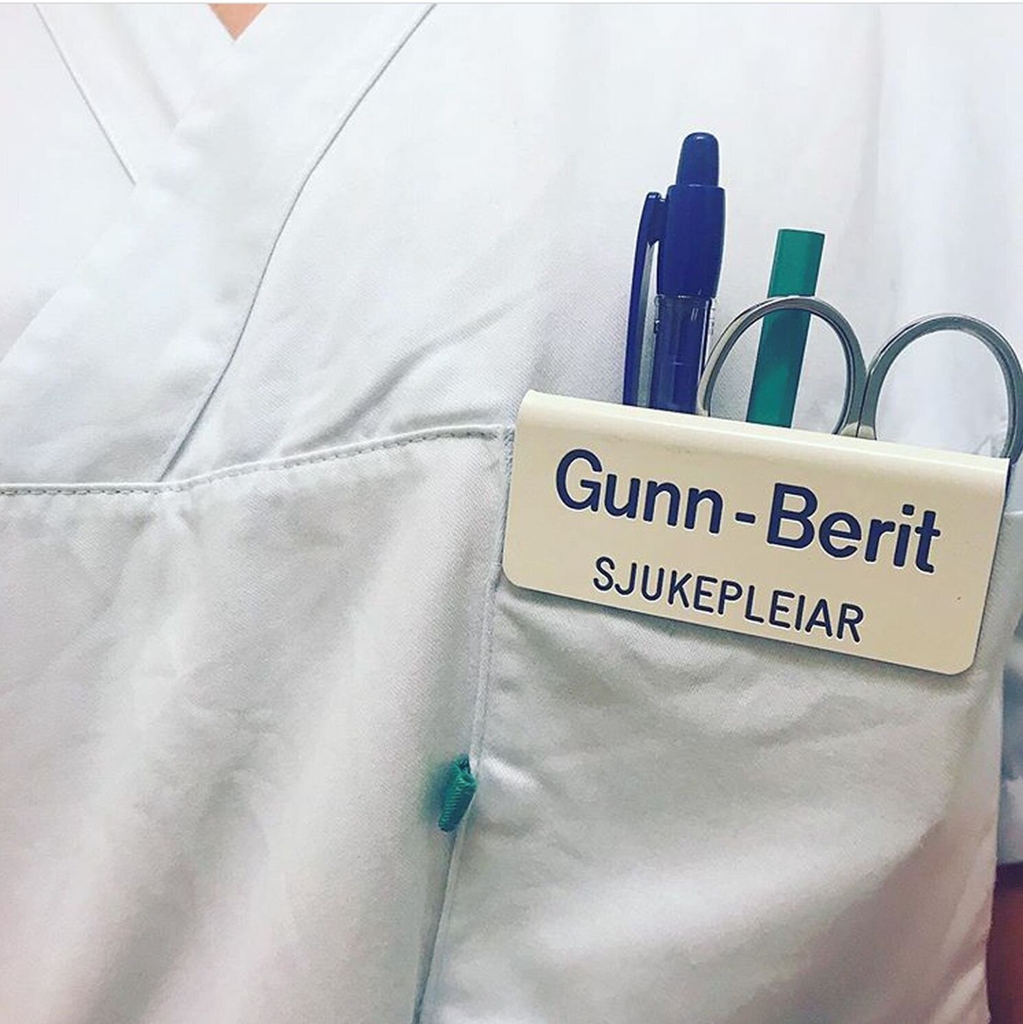Gunn-Berit Neergård Bildet viser del av en uniform og et navneskilt.