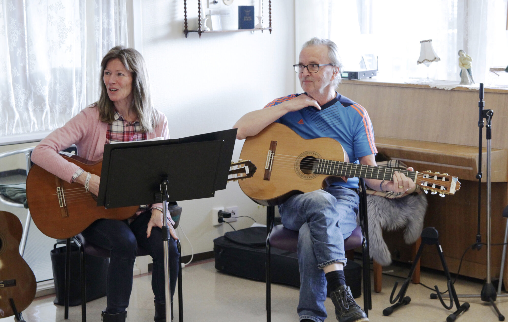 Eva og Geir med gitarer Eva og Geir med gitarer
