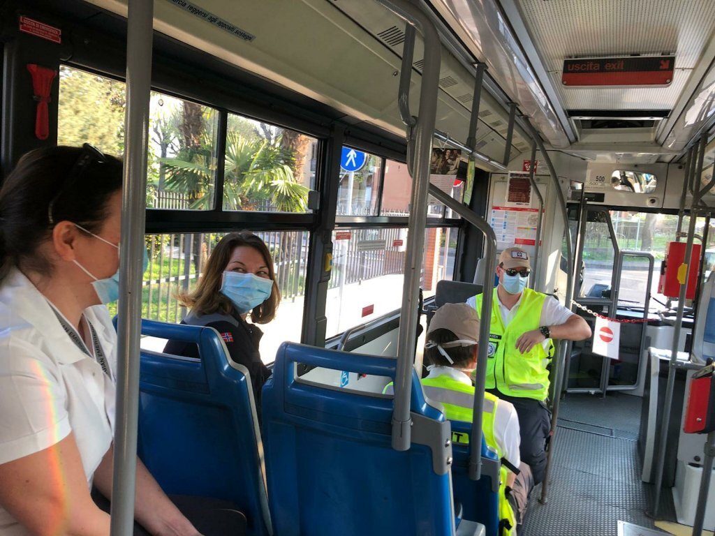 Medisinsk innsatsteam Bildet viser medisinsk innsatsteam på bussen.