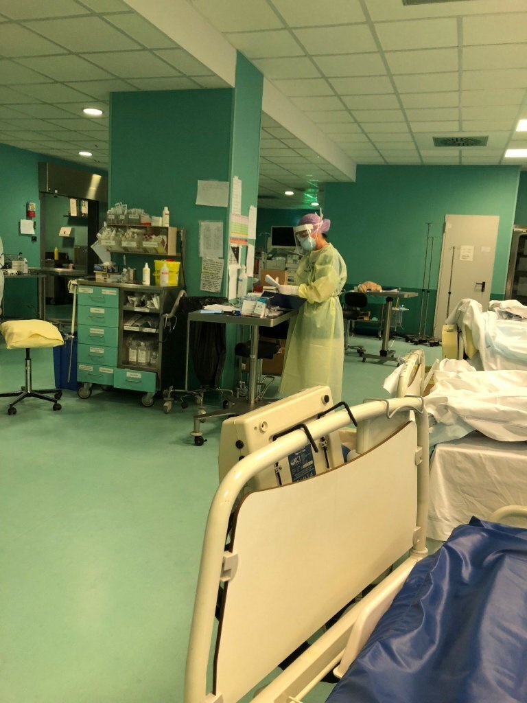 Medisinsk innsatsteam Bildet viser en sykehusstue i Italia.