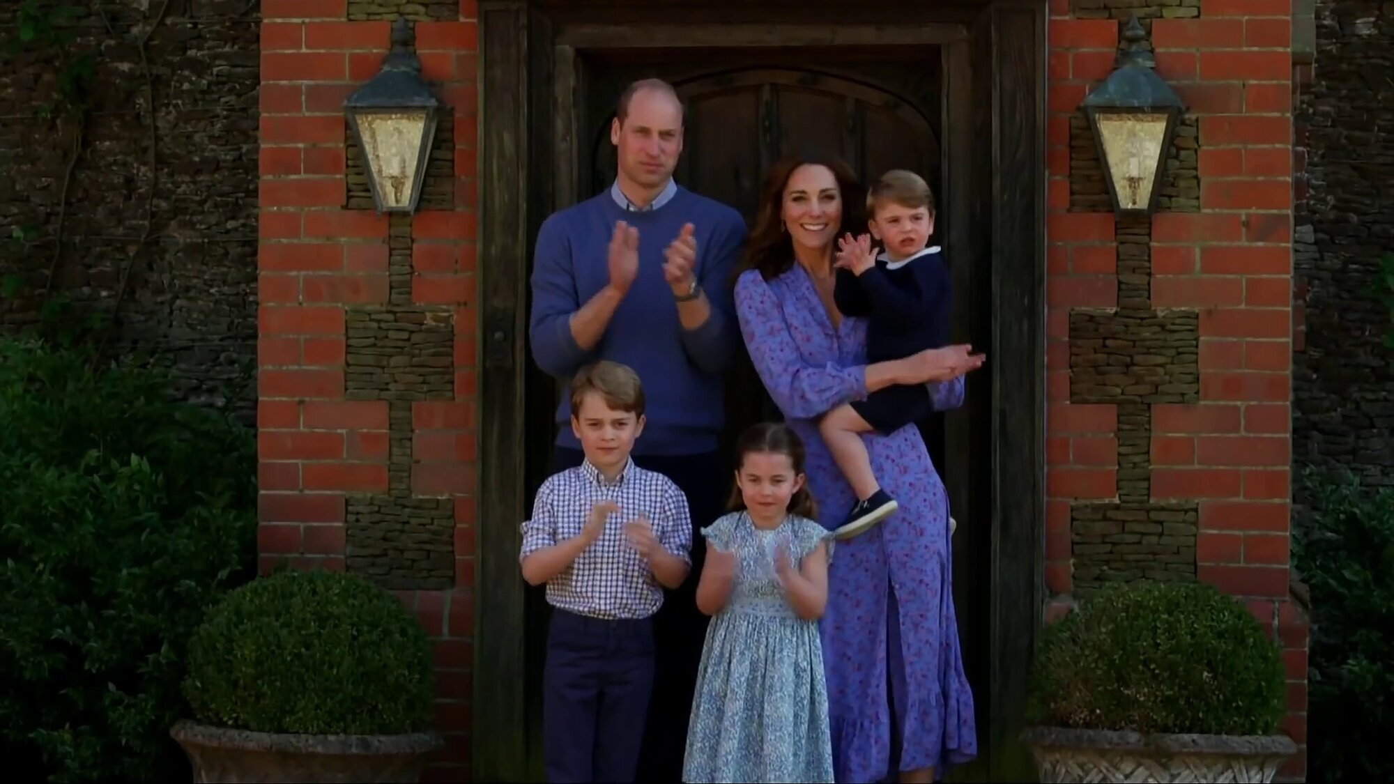 Prins William, Kate og barna klapper Prins William, Kate og barna klapper