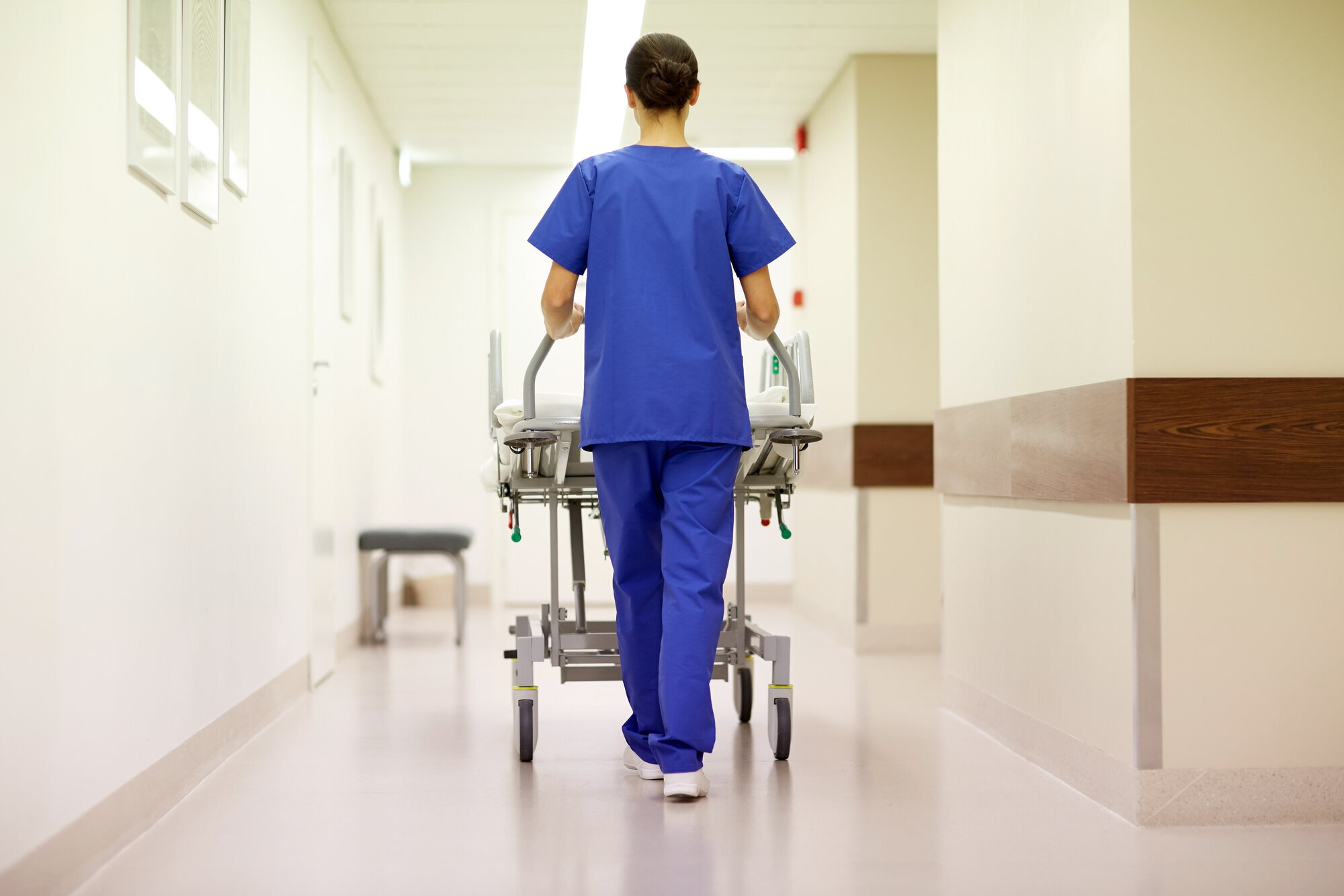 Helsepersonell har ikke alltid papirene i orden. Ansatt triller vogn ned en sykehuskorridor